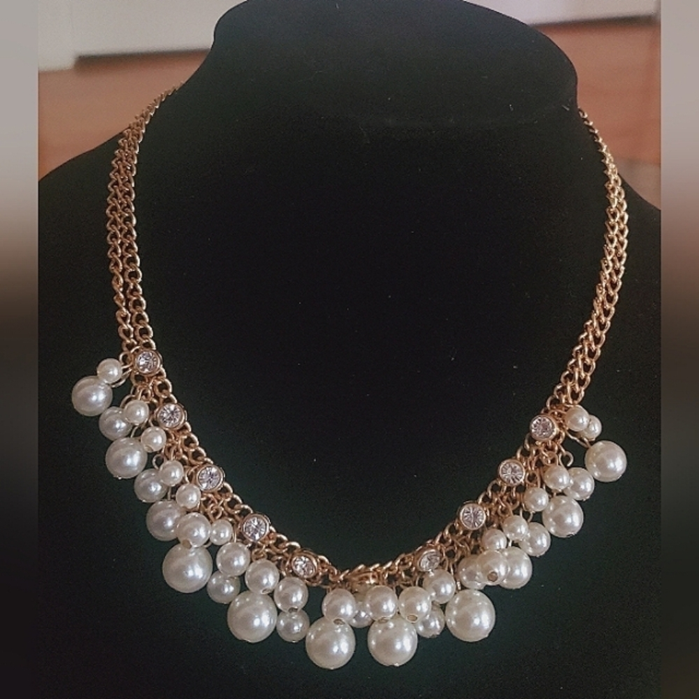 Elegant Hand Beaded Pearl and Gold Tone Necklace. 🌴